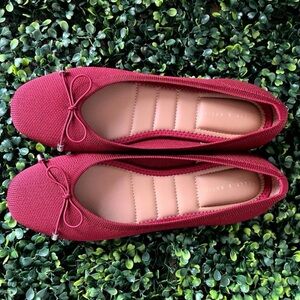 NWOB Kelly & Katie Ballet Red Flats - Size 7.5
Comes in its original box!!